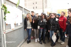 Tragedia al liceo: fiori bianchi per Andrea - Corriere Salentino