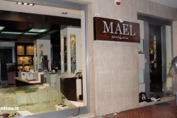 Assalto notturno in gioielleria, ladri sfondano vetrata e fuggono con ori e gioielli - Corriere Salentino