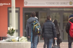 Tragedia al liceo: fiori bianchi per Andrea - Corriere Salentino