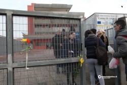 Tragedia al liceo: fiori bianchi per Andrea - Corriere Salentino