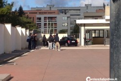 Cade da 20 metri al "De Giorgi", muore studente di 17 anni - Corriere Salentino