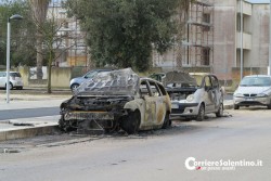 Notte di fuoco in via Bari, due auto in fiamme - Corriere Salentino