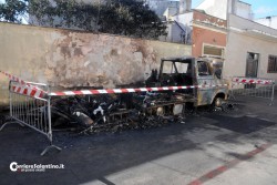 Incendio distrugge furgone di 46enne. Qualche giorno fa andò il fumo il garage - Corriere Salentino