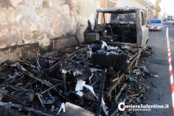 Incendio distrugge furgone di 46enne. Qualche giorno fa andò il fumo il garage - Corriere Salentino