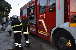 Divampa l'incendio nella marina, abitazione distrutta dalle fiamme e famiglia in salvo - Corriere Salentino