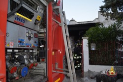 Divampa l'incendio nella marina, abitazione distrutta dalle fiamme e famiglia in salvo - Corriere Salentino