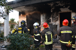 Divampa l'incendio nella marina, abitazione distrutta dalle fiamme e famiglia in salvo - Corriere Salentino