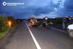 Auto si ribalta, all'interno padre e figlio: ferito il primo, illeso il secondo - Corriere Salentino