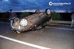 Auto si ribalta, all'interno padre e figlio: ferito il primo, illeso il secondo - Corriere Salentino