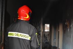 Divampa l'incendio nella marina, abitazione distrutta dalle fiamme e famiglia in salvo - Corriere Salentino