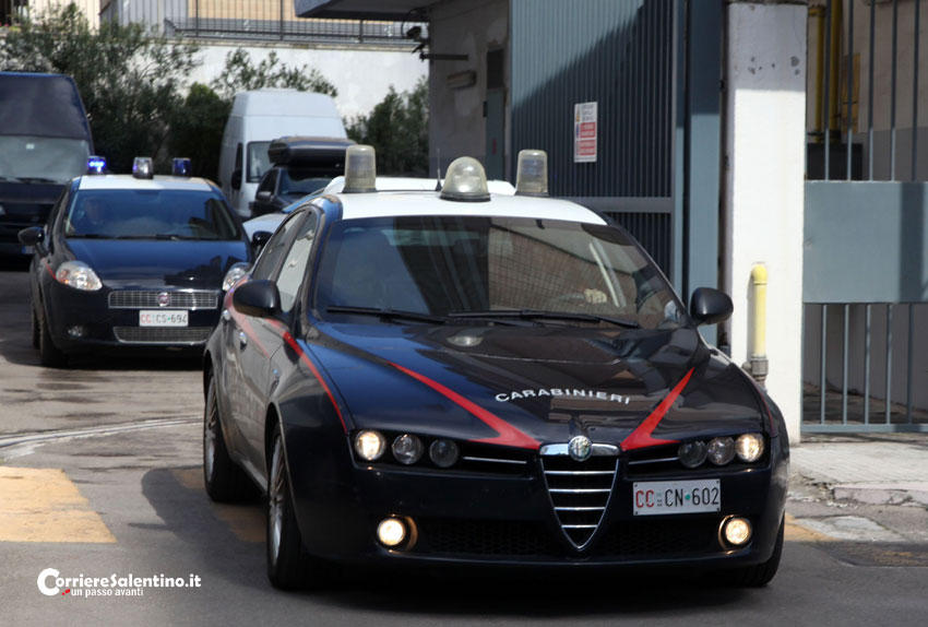 Seduti attorno ad un tavolo pronti per il buco: quattro giovani finiscono nei guai
