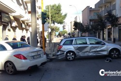 Violento schianto in città, auto distrutte e diversi feriti. Ancora una volta - Corriere Salentino