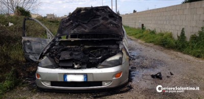 auto-bruciata-lecce