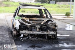 Auto in fiamme Via Flumendosa, distrutta una Golf Volkswagen - Corriere Salentino