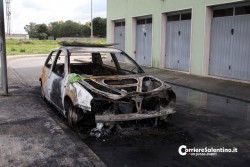 Auto in fiamme Via Flumendosa, distrutta una Golf Volkswagen - Corriere Salentino