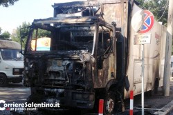 Notte di fuoco in Piazza Libertini, a fuoco camioncino dei panini - Corriere Salentino