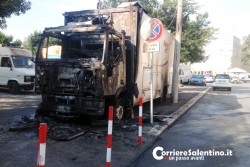 Notte di fuoco in Piazza Libertini, a fuoco camioncino dei panini - Corriere Salentino