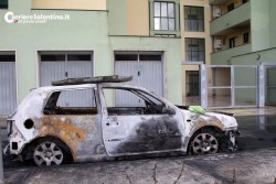 Auto in fiamme Via Flumendosa, distrutta una Golf Volkswagen - Corriere Salentino
