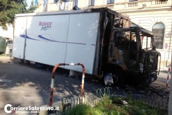 Notte di fuoco in Piazza Libertini, a fuoco camioncino dei panini - Corriere Salentino