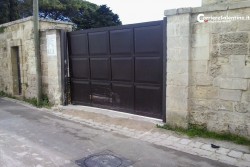 Con l'auto si schiantano contro il cancello di un’abitazione, grave una 17enne - Corriere Salentino