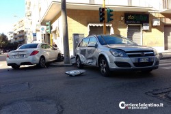 Violento schianto in città, auto distrutte e diversi feriti. Ancora una volta - Corriere Salentino