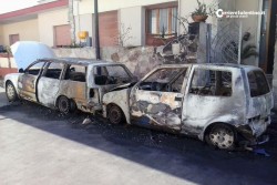 Notte di paura a Melissano, fiamme distruggono veicoli e minacciano abitazione - Corriere Salentino