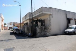 Notte di paura a Melissano, fiamme distruggono veicoli e minacciano abitazione - Corriere Salentino