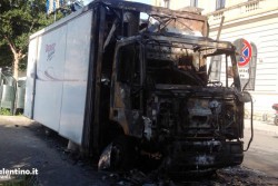 Notte di fuoco in Piazza Libertini, a fuoco camioncino dei panini - Corriere Salentino