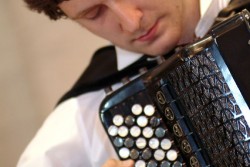 Concerto per fisarmonica e quartetto d'archi, Oleg Vereshchagin di scena al Teatro Politeama Greco - Corriere Salentino