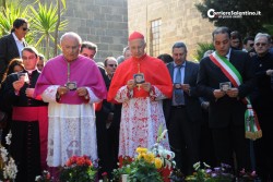 Bagnasco prega sulla tomba don Tonino Bello - Corriere Salentino