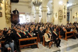 Bagnasco prega sulla tomba don Tonino Bello - Corriere Salentino