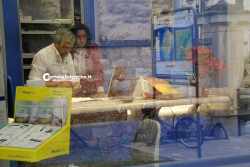 Terrore nell'ufficio postale, i banditi fanno irruzione armati e fuggono col bottino - Corriere Salentino