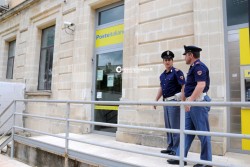 Terrore nell'ufficio postale, i banditi fanno irruzione armati e fuggono col bottino - Corriere Salentino