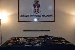 In casa un arsenale e bombe artigianali, sotto al cuscino una pistola: arrestato 45enne - Corriere Salentino