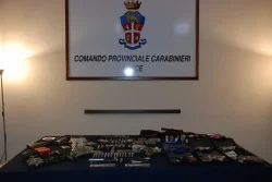 In casa un arsenale e bombe artigianali, sotto al cuscino una pistola: arrestato 45enne - Corriere Salentino