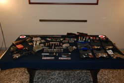 In casa un arsenale e bombe artigianali, sotto al cuscino una pistola: arrestato 45enne - Corriere Salentino