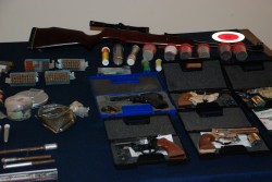 In casa un arsenale e bombe artigianali, sotto al cuscino una pistola: arrestato 45enne - Corriere Salentino