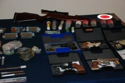 In casa un arsenale e bombe artigianali, sotto al cuscino una pistola: arrestato 45enne - Corriere Salentino