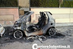 Fiamme a Taviano, distrutte una Smart e un Maggiolone - Corriere Salentino