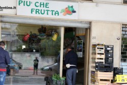 Si spara ancora: tre proiettili contro negozio di frutta - Corriere Salentino