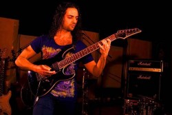 #TeLeSuono. Mirko Fadda e la sua chitarra: quando lo strumento è l’interprete. «In fondo, non c’è forza aggregativa migliore della musica!» - Corriere Salentino