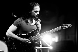 #TeLeSuono. Mirko Fadda e la sua chitarra: quando lo strumento è l’interprete. «In fondo, non c’è forza aggregativa migliore della musica!» - Corriere Salentino