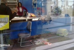 Terrore nell'ufficio postale, i banditi fanno irruzione armati e fuggono col bottino - Corriere Salentino