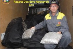 Gommone straripante di "erba", sequestrati 675 chili a Torre Chianca: è caccia ai trafficanti - Corriere Salentino