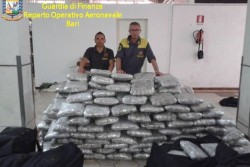 Gommone straripante di "erba", sequestrati 675 chili a Torre Chianca: è caccia ai trafficanti - Corriere Salentino