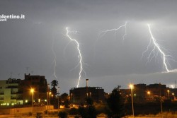 Violento temporale a Lecce, fulmine colpisce la Chiesa delle Alcantarine: danni ingenti - Corriere Salentino