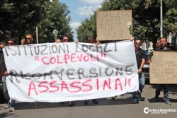 Protesta shock dei lavoratori ex Bat dopo il suicidio del collega - Corriere Salentino