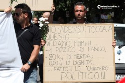 Protesta shock dei lavoratori ex Bat dopo il suicidio del collega - Corriere Salentino