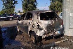 Auto in fiamme nel parcheggio del Citymoda, paura a Lecce - Corriere Salentino
