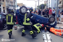 Auto si ribalta in città, paura per un anziano - Corriere Salentino